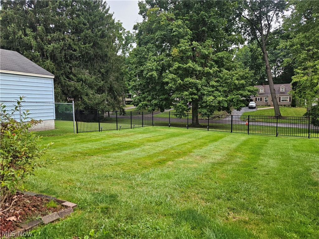 2402 Edgewater Drive Property Photo 4