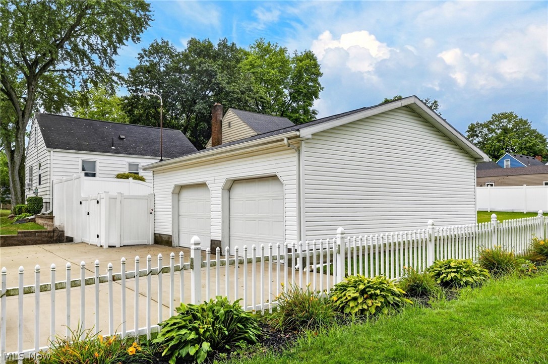 2196 Renwick Drive Property Photo 4