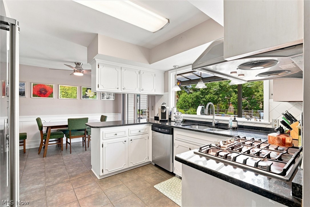 1451 Doncaster Drive Property Photo 8