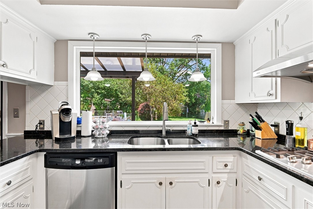 1451 Doncaster Drive Property Photo 10