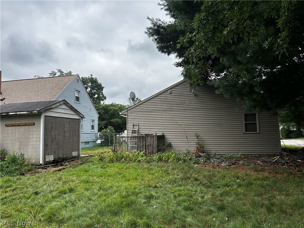 1915 Flint Avenue Property Photo 4