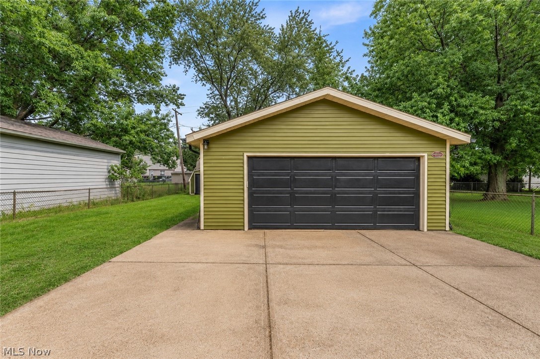 465 E 272 Street Property Photo 3