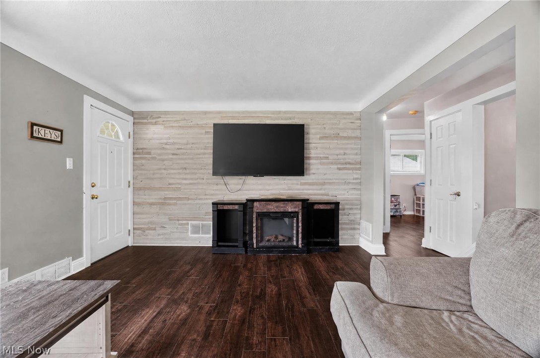 2239 Larchmont Drive Property Photo 4