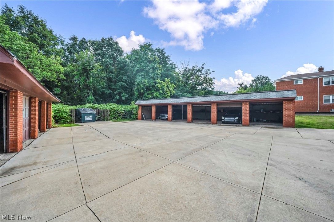 885 S Green Road Property Photo 4