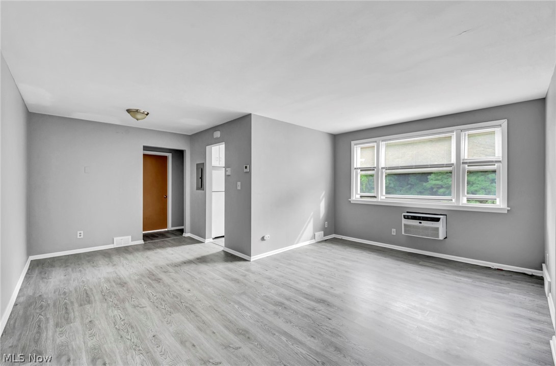 885 S Green Road Property Photo 7