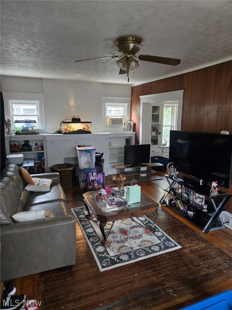907 Delia Avenue Property Photo 3