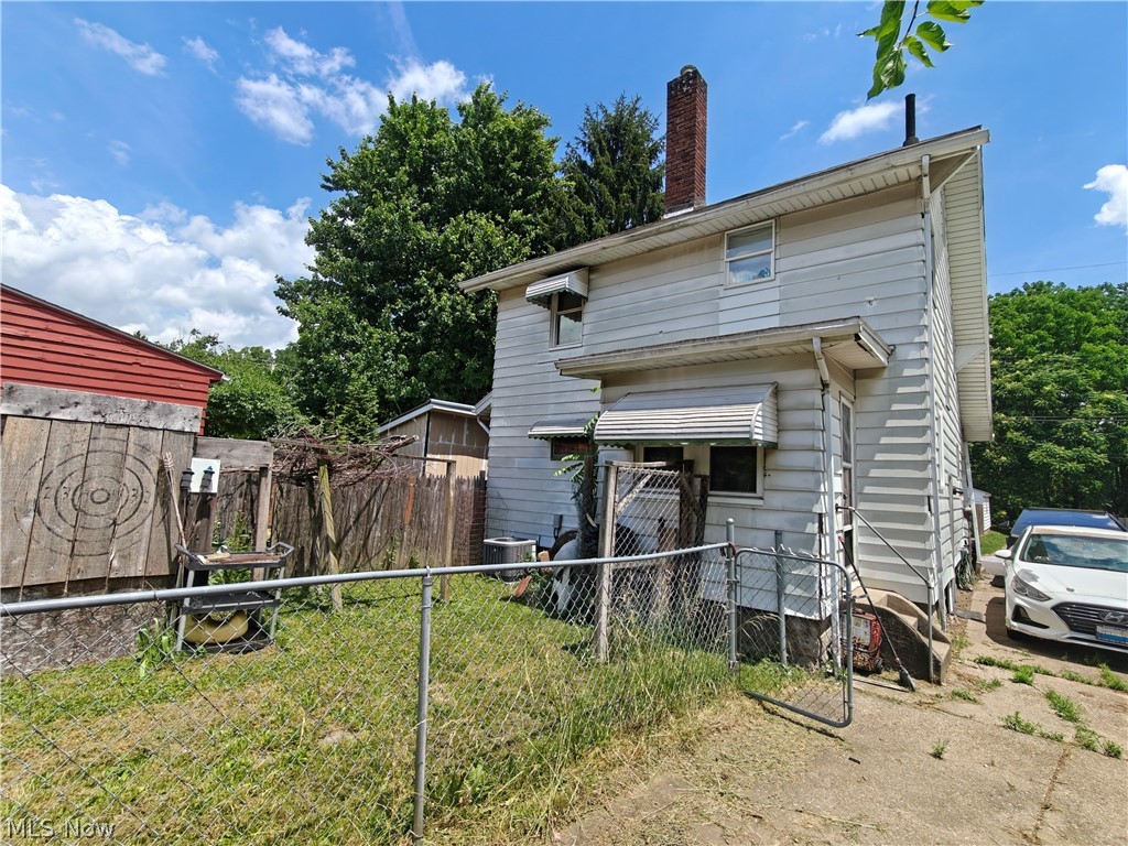 1135 Oak Avenue Nw Property Photo 2