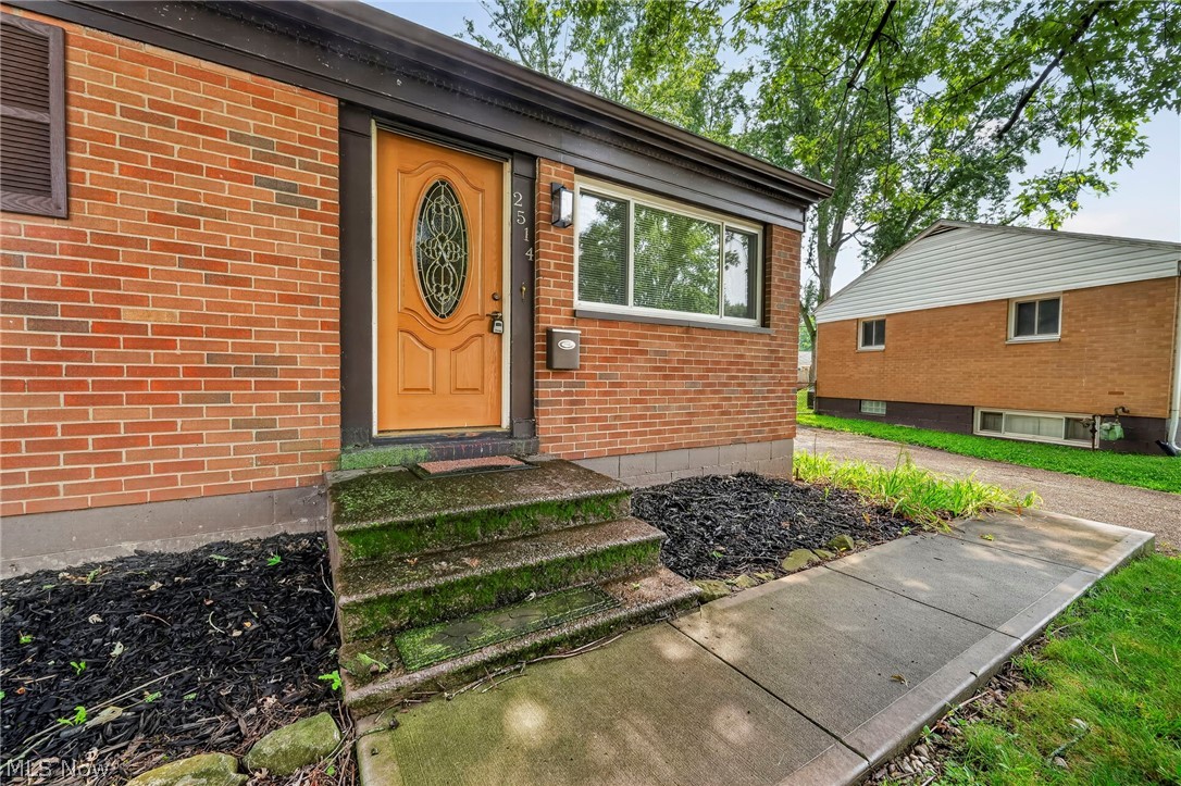2514 Regentview Street Ne Property Photo 4