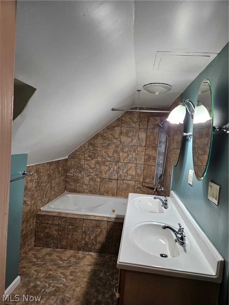 19919 Maple Heights Boulevard Property Photo 4