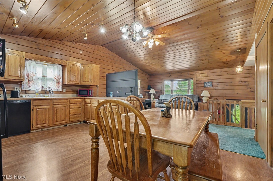 6092 Warren Road Property Photo 4