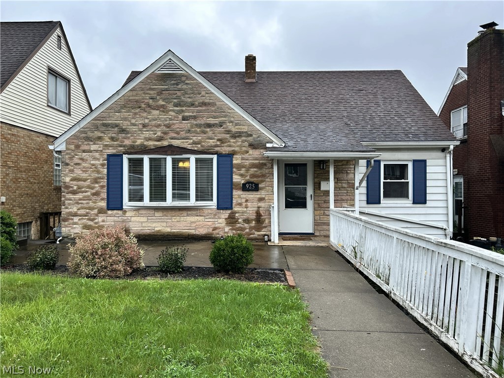 925 Oxford Boulevard Property Photo 1