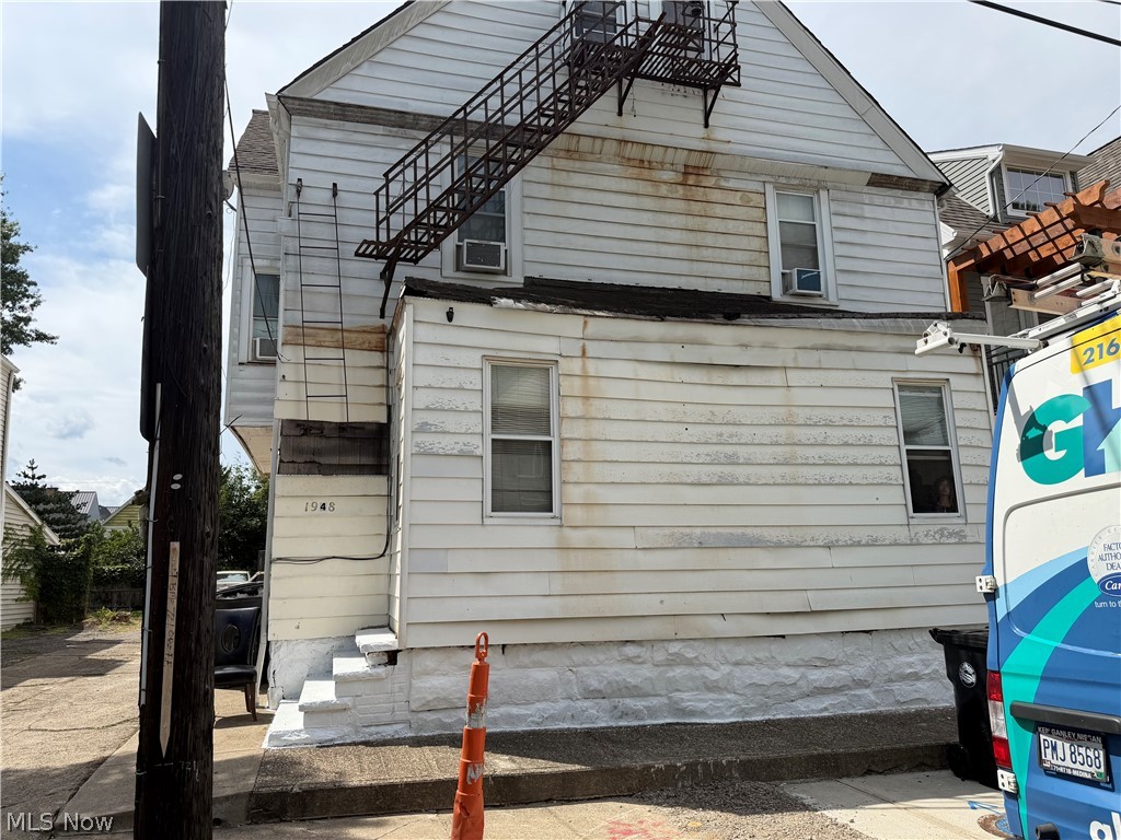 1946 E 124th Place Property Photo 4