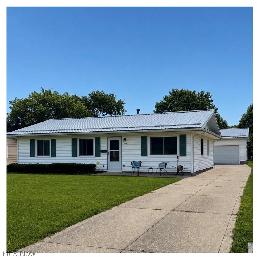 490 Myra Drive Property Photo 1