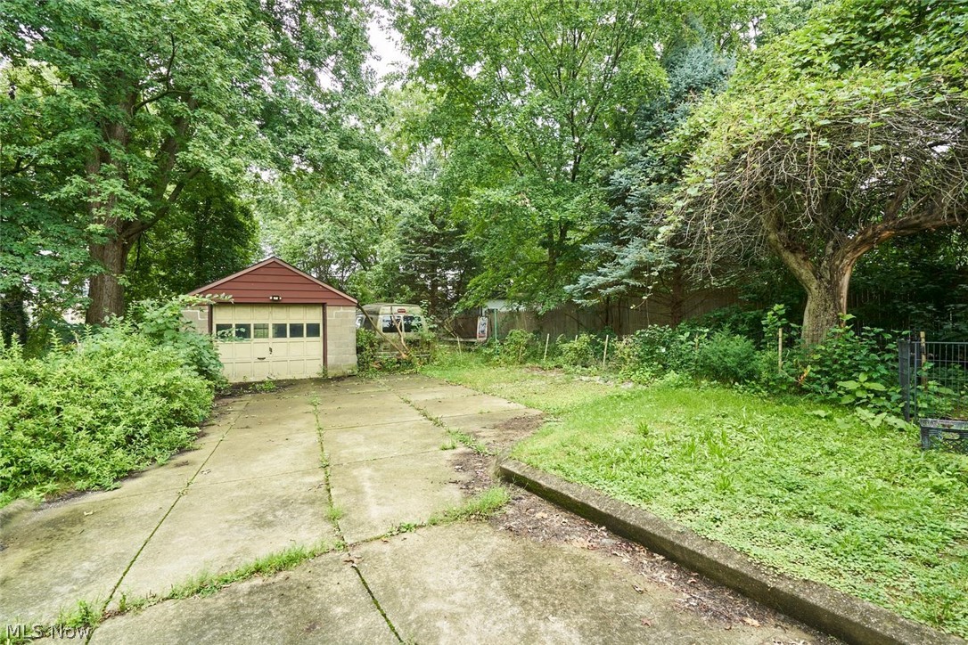 446 E Voris Street Property Photo 4