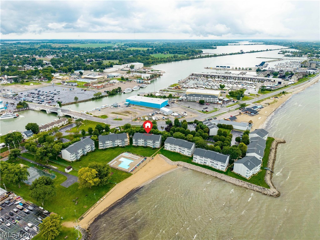 216 W Lakeshore Drive E