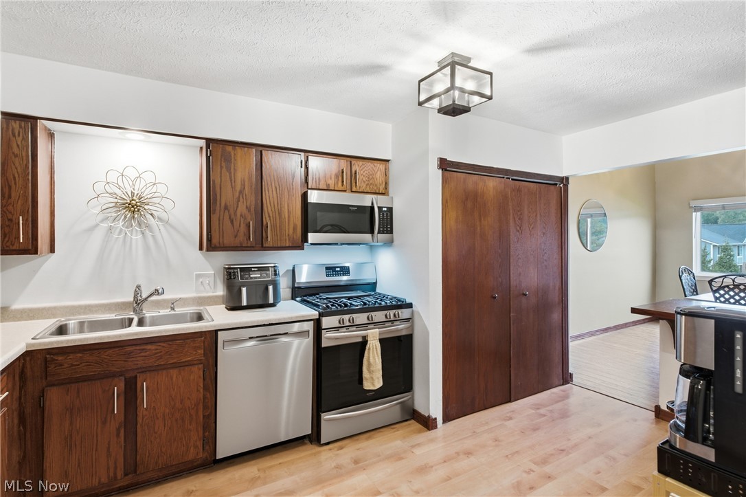 8982 Portage Pointe Drive E Property Photo 14
