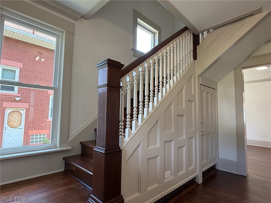 1326 N Wooster Avenue Property Photo 2