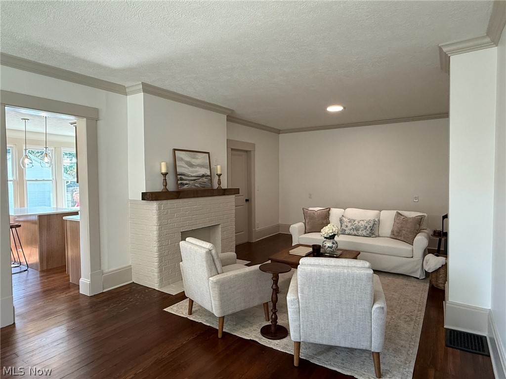 1326 N Wooster Avenue Property Photo 6