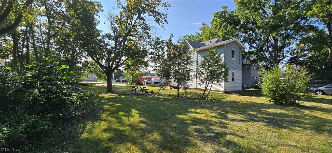 1518 Middle Avenue Property Photo 4