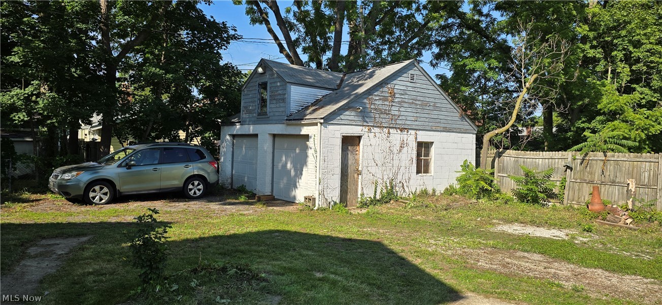 1518 Middle Avenue Property Photo 5
