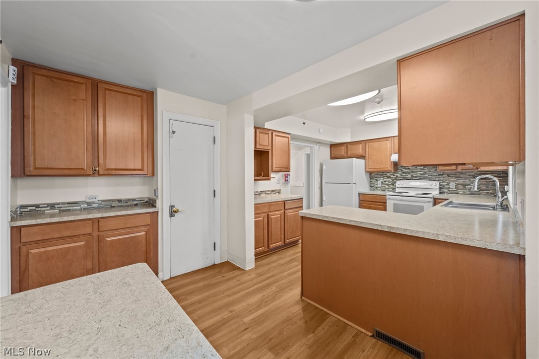 211 E Schaaf Road Property Photo 10