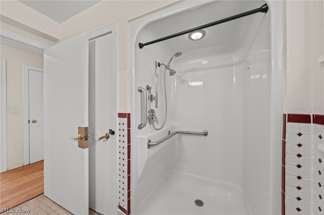 211 E Schaaf Road Property Photo 15
