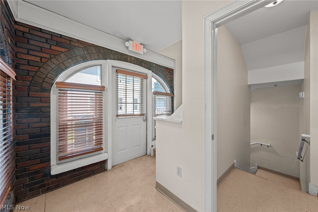 211 E Schaaf Road Property Photo 31
