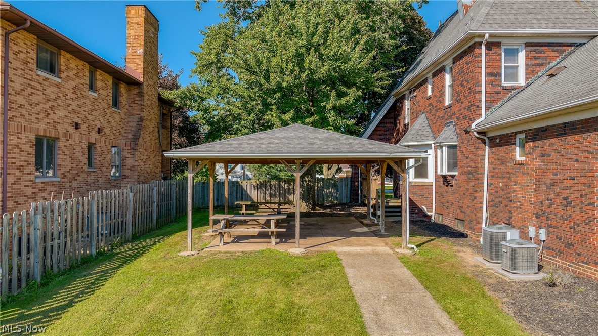 211 E Schaaf Road Property Photo 35