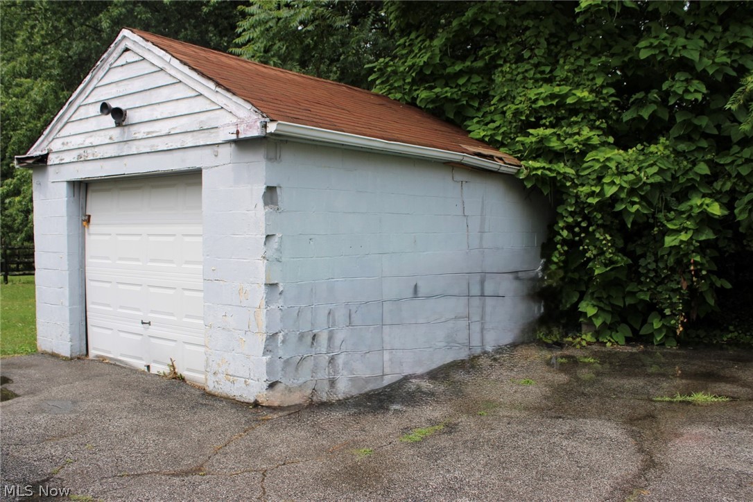 1733 Robindale Street Property Photo 4