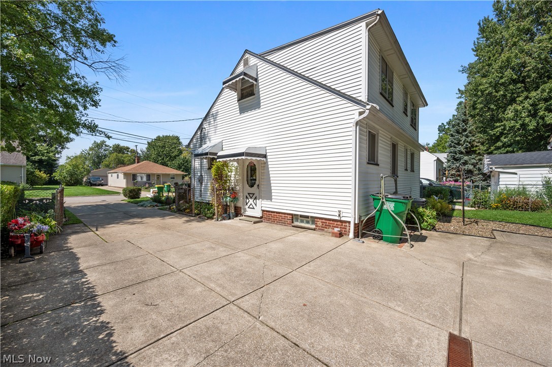 265 E 317th Street Property Photo 3
