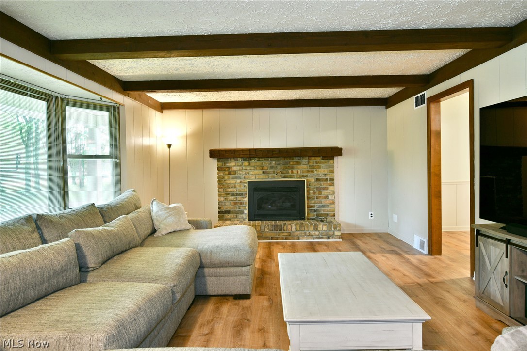 1097 Center Street E Property Photo 6