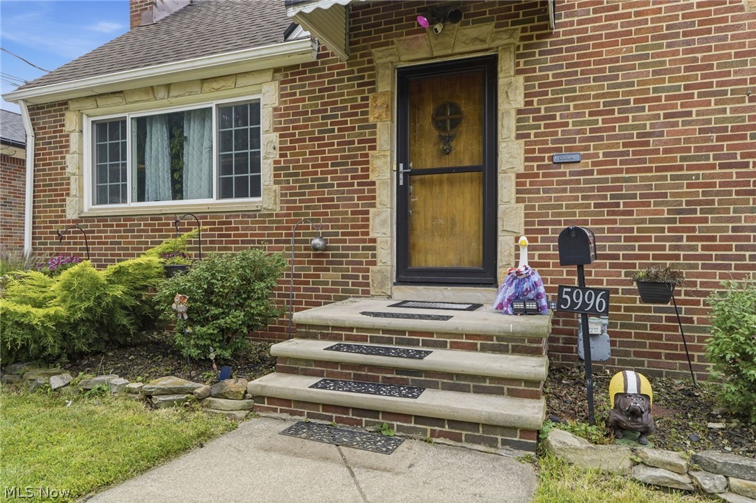 5996 Edgehill Drive Property Photo 4