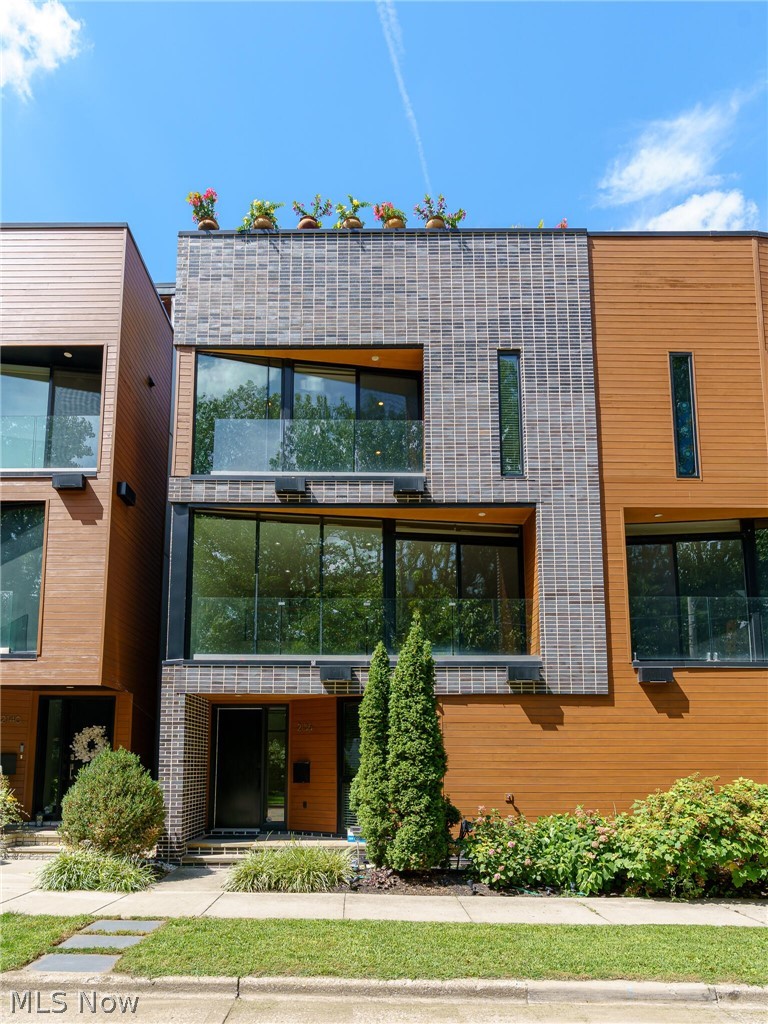 2136 W 17th Street Property Photo 1