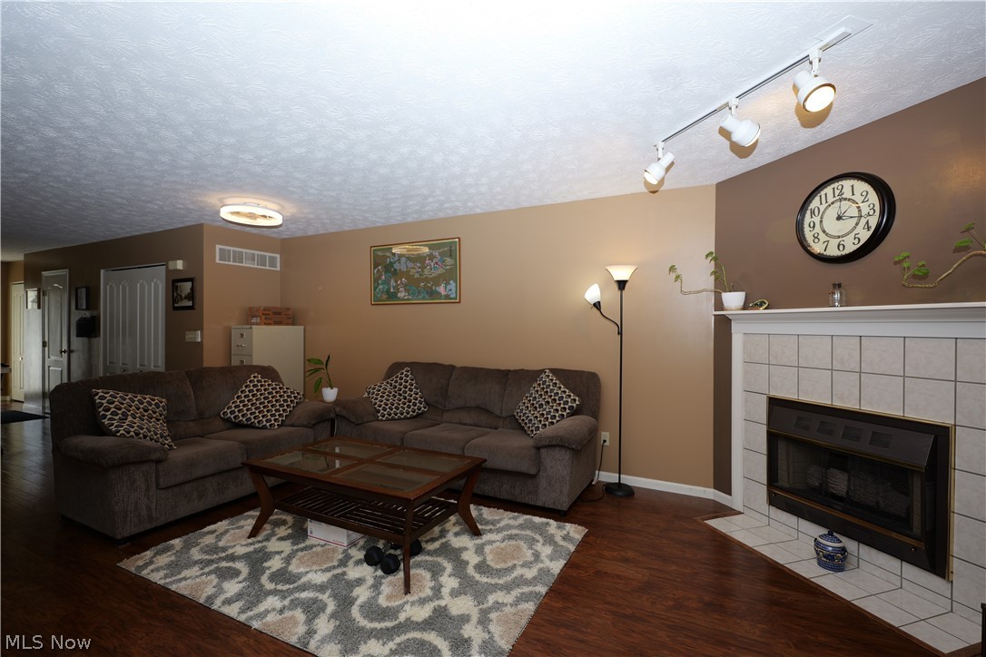 601 E Western Reserve Road Property Photo 14