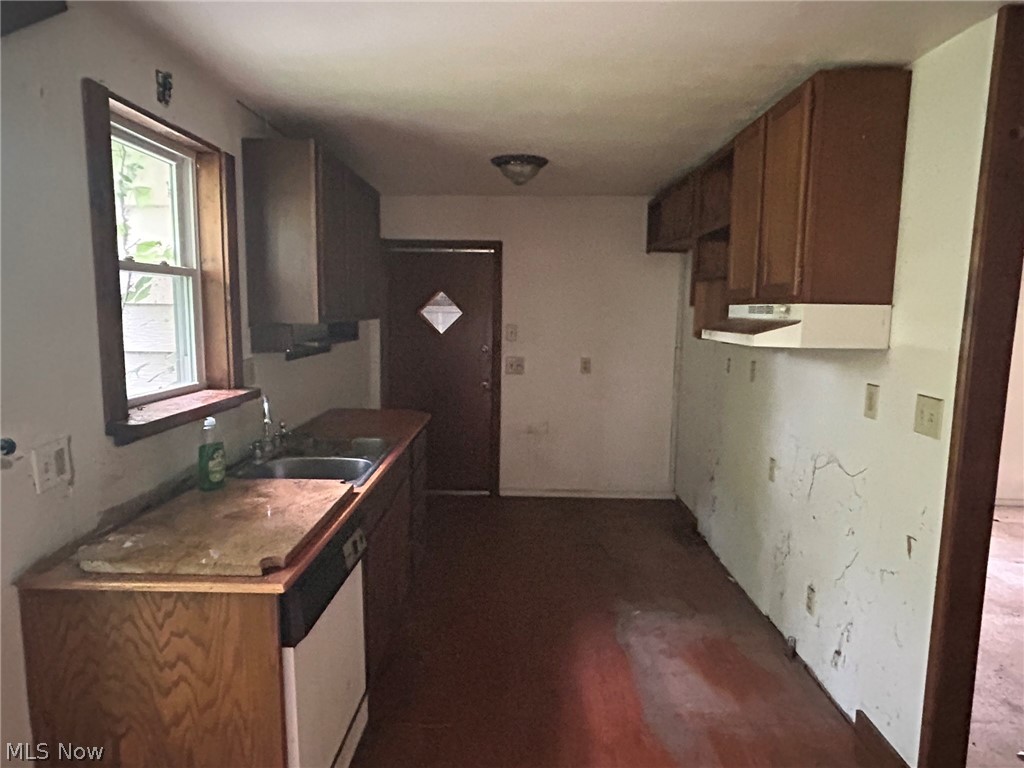 11038 White Avenue Property Photo 8
