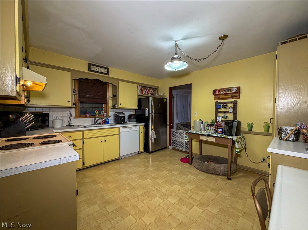 686 Forestridge Drive Property Photo 3