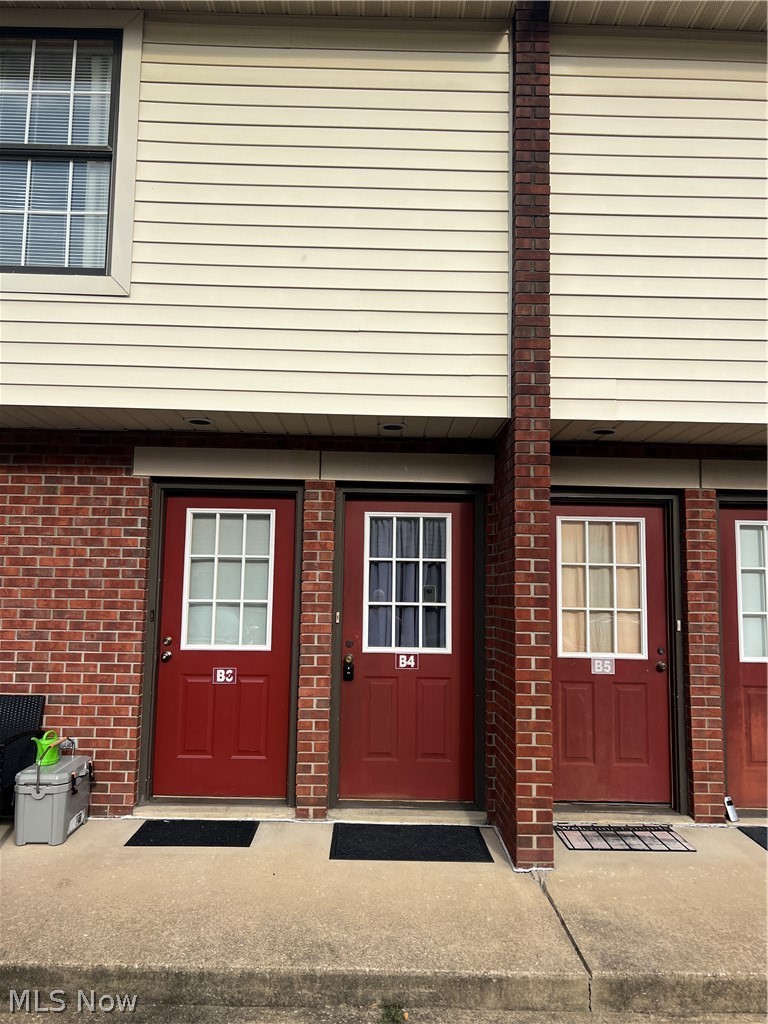 127 E Adams Street B4