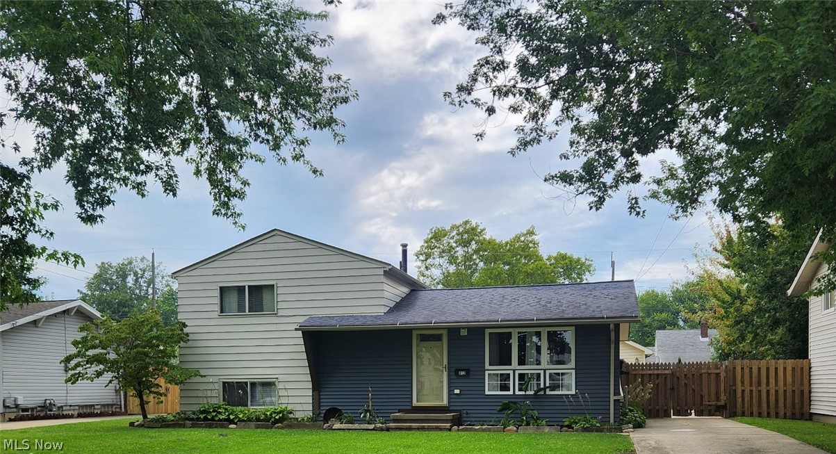 812 West Drive Property Photo