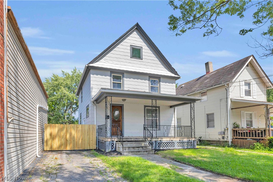 909 Lake Avenue Property Photo 1