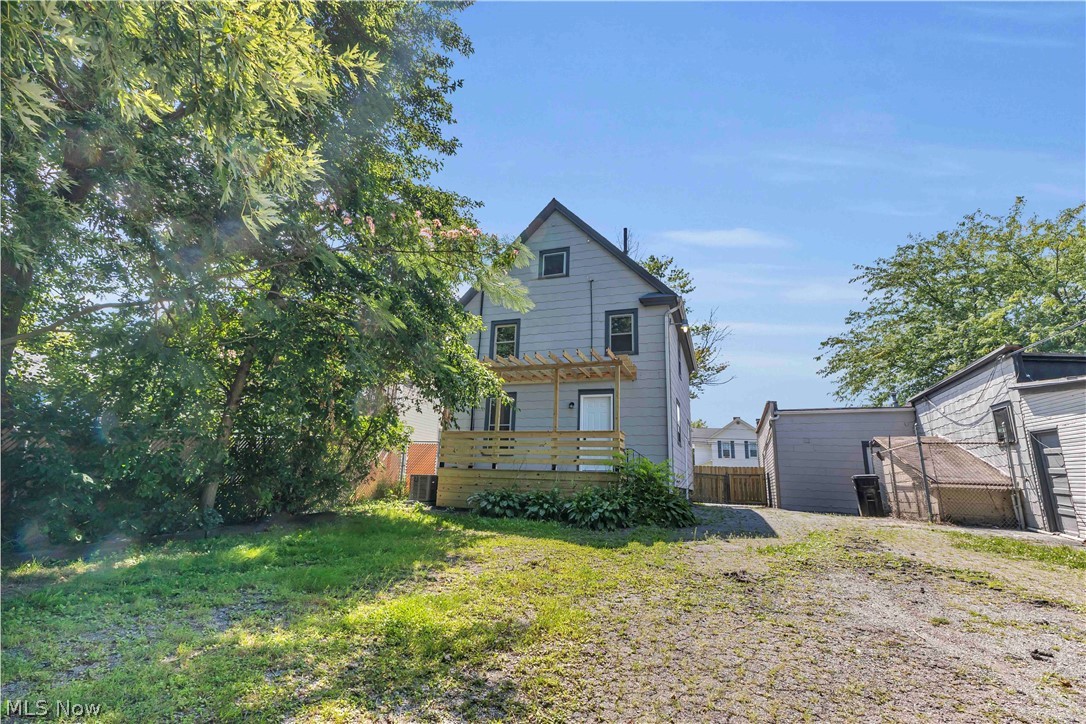 909 Lake Avenue Property Photo 4