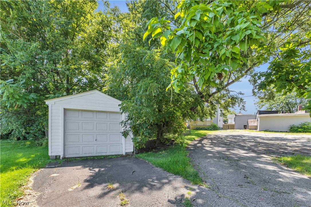 909 Lake Avenue Property Photo 9