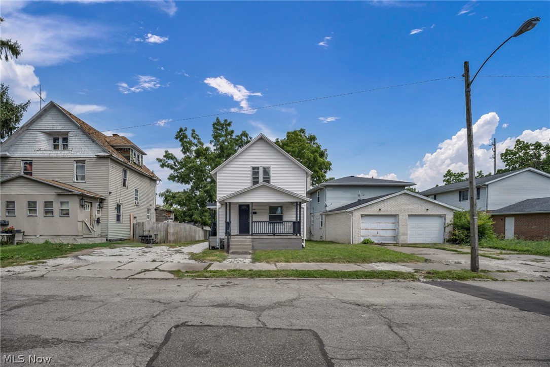 1334 S Seneca Avenue Property Photo 5