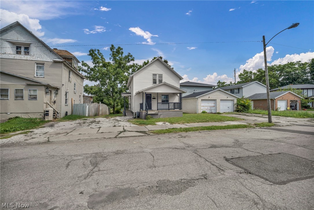 1334 S Seneca Avenue Property Photo 7