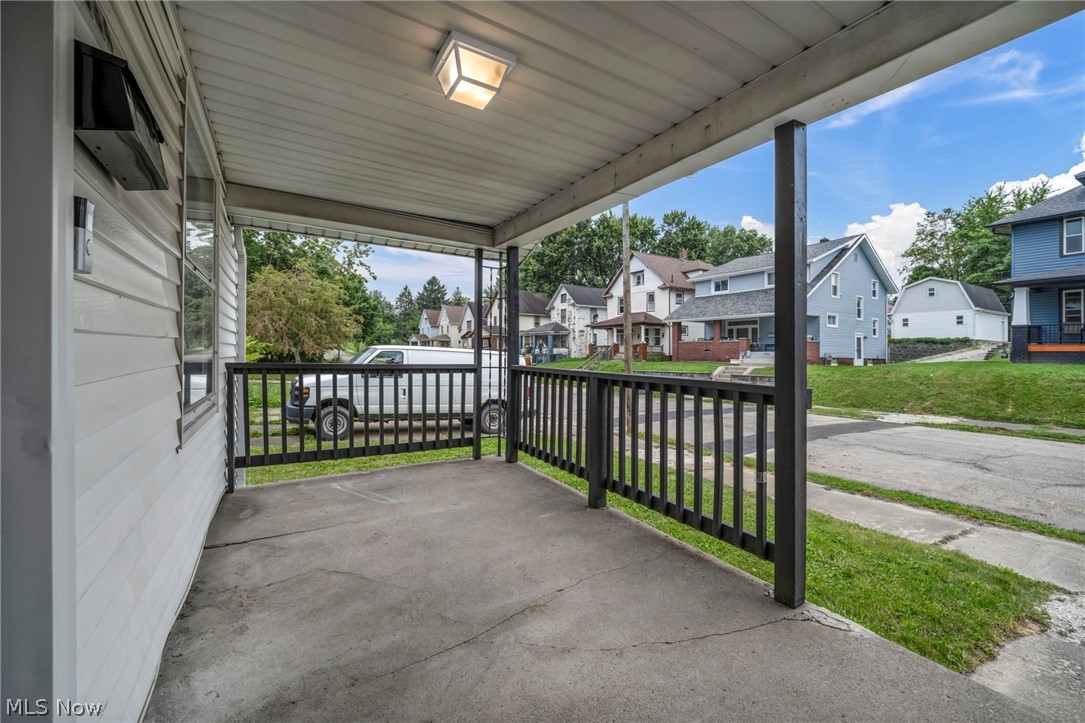 1334 S Seneca Avenue Property Photo 8