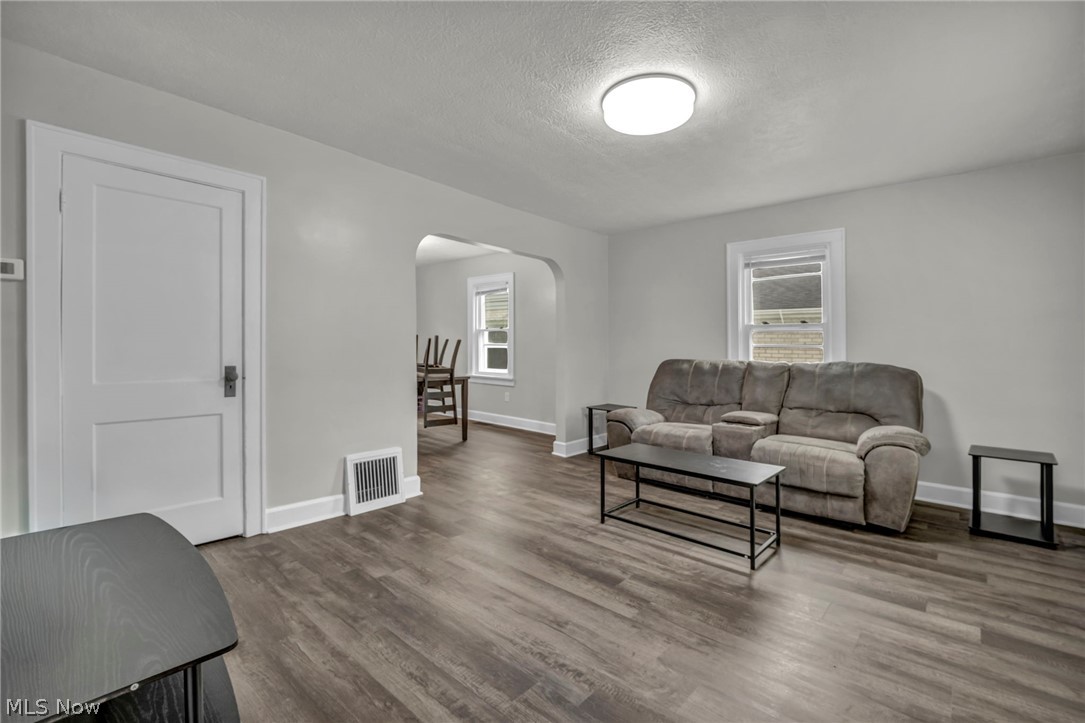 1334 S Seneca Avenue Property Photo 10
