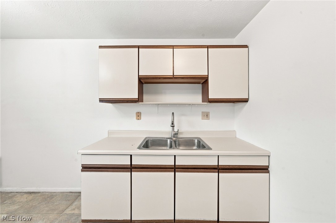 5651 Broadview Road B5 Property Photo 12