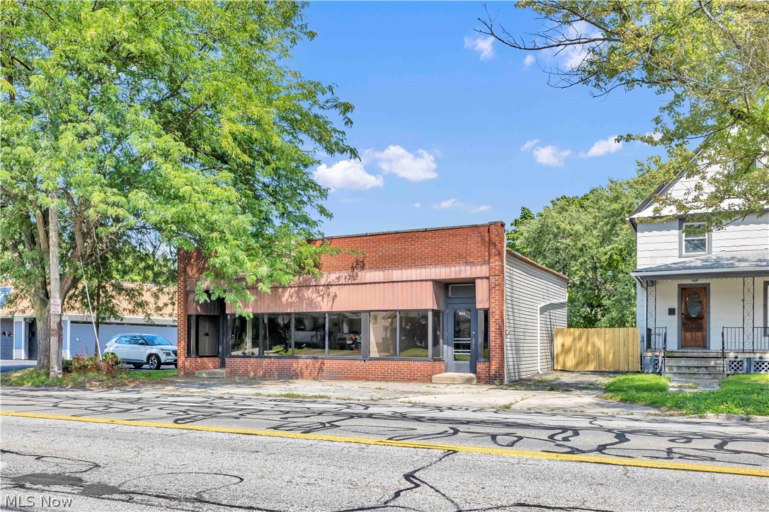 913 Lake Avenue Property Photo 2
