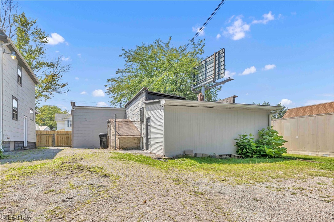 913 Lake Avenue Property Photo 3