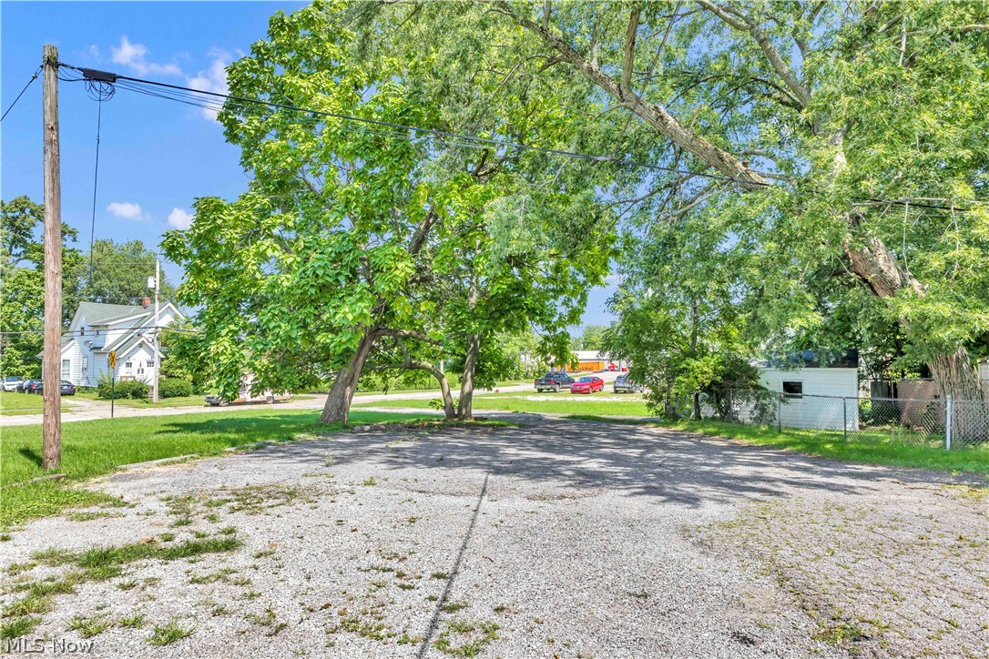913 Lake Avenue Property Photo 4