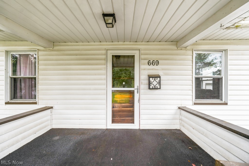 669 Scott Place Nw Property Photo 2